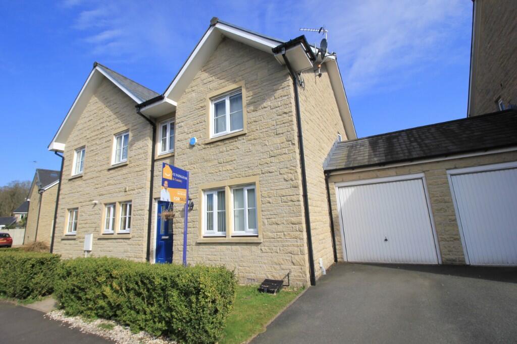 Calico Drive, Strines
